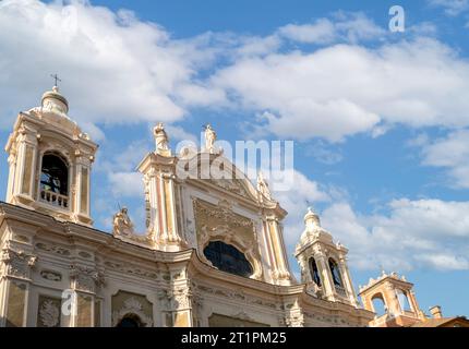 Hoher Teil der Stiftskirche San Giovanni Battista (17. Jahrhundert) im Zentrum der Altstadt vor blauem Himmel, Finale Ligure, Savona Stockfoto