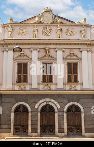 Stadttheater im neoklassizistischen Stil, das dem genuesischen Geiger Camillo Sivori, einem Schüler von Nicolò Paganini, gewidmet ist, 1868 in Finale Ligure eröffnet Stockfoto