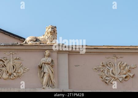 Detail der Spitze des Stadttheaters Camillo Sivori (1868), verziert mit einer Löwenstatue und Basreliefs, Finale Ligure, Savona, Ligurien, Italien Stockfoto