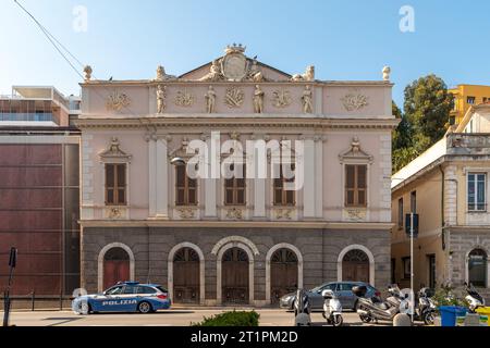 Stadttheater im neoklassizistischen Stil, das dem genuesischen Geiger Camillo Sivori gewidmet ist, einem Schüler von Nicolò Paganini (1868), Finale Ligure, Savona, Ligurien Stockfoto