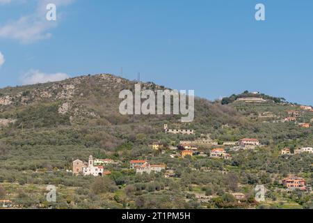 Blick auf das Dorf Monticello mit der Kirche San Dalmazio Martyre auf dem Hügel mit Blick auf das Valle dell'Aquila, Finale Ligure, Savona, Ligurien Stockfoto