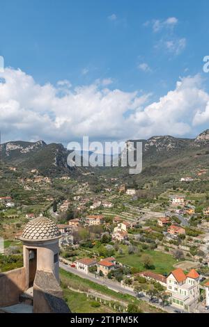 Hochwinkelblick von der Forte San Giovanni (17. Jh.), einer spanischen Festung auf dem Hügel über dem mittelalterlichen Dorf Finalborgo, Finale Ligure Stockfoto