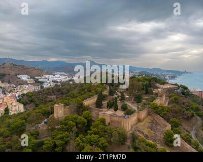 Blick auf die wunderschöne Burg von Gibralfaro aus der islamischen Zeit in der Stadt Malaga, Andalusien. Stockfoto