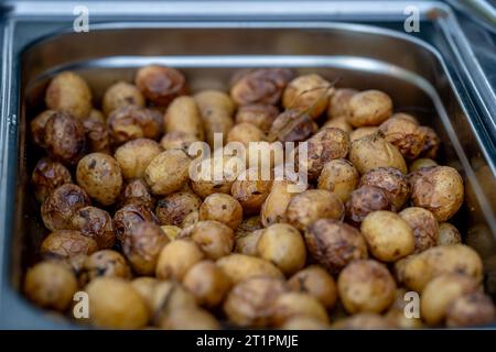 Gebackene Kartoffeln in ihrer Haut Stockfoto