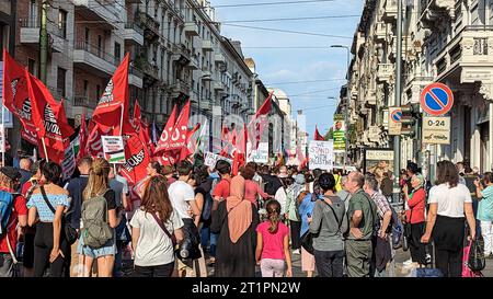 Mailand, Italien, 14. Oktober 2023. Während eines propalästinensischen Protests in Mailand, Italien, tragen die Menschen palästinensische Fahnen und rufen Slogans gegen Israel. Credits: Maria Laura Arturi/Alamy Live News Stockfoto