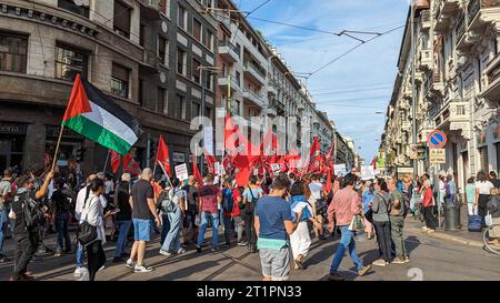 Mailand, Italien, 14. Oktober 2023. Während eines propalästinensischen Protests in Mailand, Italien, tragen die Menschen palästinensische Fahnen und rufen Slogans gegen Israel. Credits: Maria Laura Arturi/Alamy Live News Stockfoto