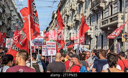 Mailand, Italien, 14. Oktober 2023. Während eines propalästinensischen Protests in Mailand, Italien, tragen die Menschen palästinensische Fahnen und rufen Slogans gegen Israel. Credits: Maria Laura Arturi/Alamy Live News Stockfoto