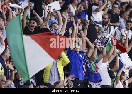 Bari, Italien. Oktober 2023. Italienische Fans während der Qualifikation zur EM 2024 Gruppe C Italien gegen Malta im San Nicola Stadion, Bari, Italien, 14. Oktober 2023. Quelle: Unabhängige Fotoagentur/Alamy Live News Stockfoto