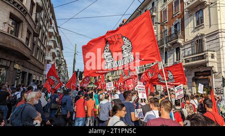 Mailand, Italien, 14. Oktober 2023. Während eines propalästinensischen Protests in Mailand, Italien, tragen die Menschen palästinensische Fahnen und rufen Slogans gegen Israel. Credits: Maria Laura Arturi/Alamy Live News Stockfoto