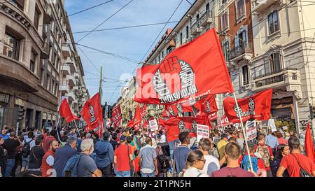 Mailand, Italien, 14. Oktober 2023. Während eines propalästinensischen Protests in Mailand, Italien, tragen die Menschen palästinensische Fahnen und rufen Slogans gegen Israel. Credits: Maria Laura Arturi/Alamy Live News Stockfoto