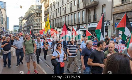 Mailand, Italien, 14. Oktober 2023. Während eines propalästinensischen Protests in Mailand, Italien, tragen die Menschen palästinensische Fahnen und rufen Slogans gegen Israel. Credits: Maria Laura Arturi/Alamy Live News Stockfoto