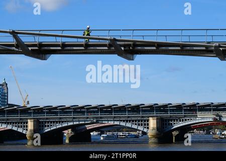 Milennium Bridge, London, Großbritannien. Oktober 2023. Die Millennium Bridge ist für drei Wochen wegen dringender Instandhaltungsarbeiten an der Unterseite der Brücke geschlossen. Quelle: Matthew Chattle/Alamy Live News Stockfoto