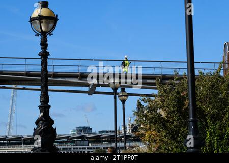 Milennium Bridge, London, Großbritannien. Oktober 2023. Die Millennium Bridge ist für drei Wochen wegen dringender Instandhaltungsarbeiten an der Unterseite der Brücke geschlossen. Quelle: Matthew Chattle/Alamy Live News Stockfoto