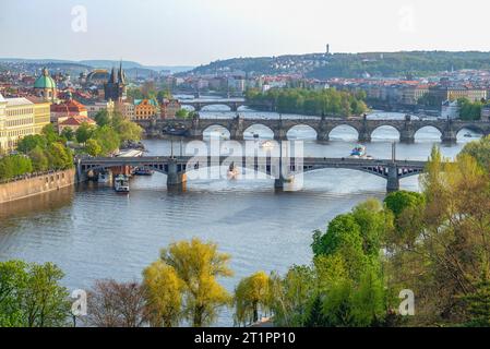 PRAG, TSCHECHISCHE REPUBLIK - 21. APRIL 2018: Moldau an einem Frühlingsmorgen. Prag, Tschechische Republik Stockfoto