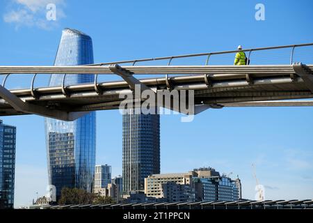 Milennium Bridge, London, Großbritannien. Oktober 2023. Die Millennium Bridge ist für drei Wochen wegen dringender Instandhaltungsarbeiten an der Unterseite der Brücke geschlossen. Quelle: Matthew Chattle/Alamy Live News Stockfoto