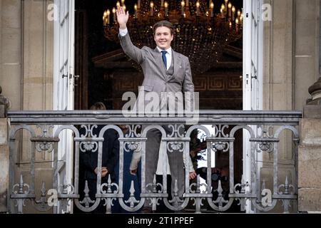 Fürst Christian winkt vom Balkon in Verbindung mit seinem 18. Geburtstag, der vom Balkon des Schlosses Friedrich VIII., Schloss Amalienborg in Kopenhagen, Sonntag, 15. Oktober 2023, gefeiert wird. (Foto: Mads Claus Rasmussen/Ritzau Scanpix) Stockfoto