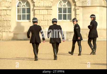 London, Großbritannien. Die berittene Polizei ohne Pferde, die über die Horse Guards Parade laufen Stockfoto