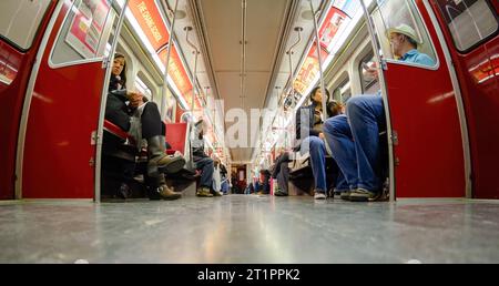 Weitwinkel- und Tiefwinkelansicht in einem Personenzug der Toronto Transit Commission oder TTC. Das tägliche Leben in der Hauptstadt der Provinz Ontario. Marke o Stockfoto