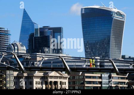 Milennium Bridge, London, Großbritannien. Oktober 2023. Die Millennium Bridge ist für drei Wochen wegen dringender Instandhaltungsarbeiten an der Unterseite der Brücke geschlossen. Quelle: Matthew Chattle/Alamy Live News Stockfoto