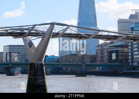 Milennium Bridge, London, Großbritannien. Oktober 2023. Die Millennium Bridge ist für drei Wochen wegen dringender Instandhaltungsarbeiten an der Unterseite der Brücke geschlossen. Quelle: Matthew Chattle/Alamy Live News Stockfoto