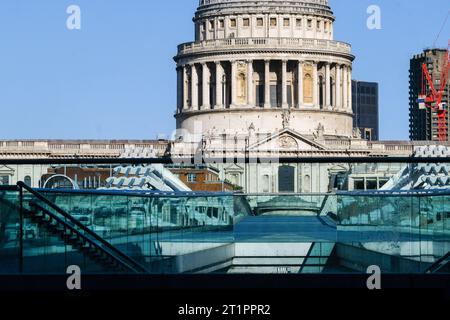 Milennium Bridge, London, Großbritannien. Oktober 2023. Die Millennium Bridge ist für drei Wochen wegen dringender Instandhaltungsarbeiten an der Unterseite der Brücke geschlossen. Quelle: Matthew Chattle/Alamy Live News Stockfoto