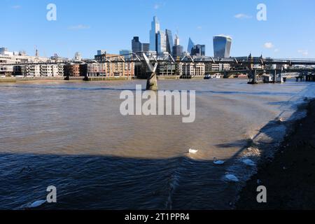 Milennium Bridge, London, Großbritannien. Oktober 2023. Die Millennium Bridge ist für drei Wochen wegen dringender Instandhaltungsarbeiten an der Unterseite der Brücke geschlossen. Quelle: Matthew Chattle/Alamy Live News Stockfoto