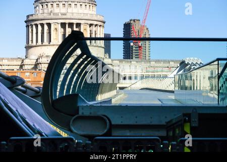 Milennium Bridge, London, Großbritannien. Oktober 2023. Die Millennium Bridge ist für drei Wochen wegen dringender Instandhaltungsarbeiten an der Unterseite der Brücke geschlossen. Quelle: Matthew Chattle/Alamy Live News Stockfoto