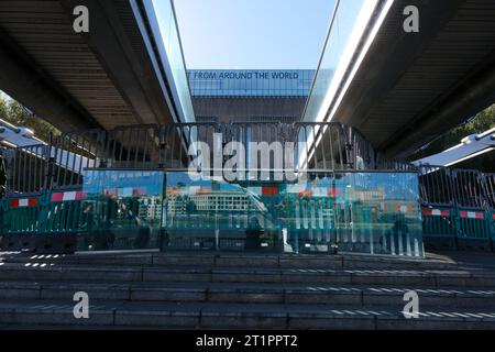 Milennium Bridge, London, Großbritannien. Oktober 2023. Die Millennium Bridge ist für drei Wochen wegen dringender Instandhaltungsarbeiten an der Unterseite der Brücke geschlossen. Quelle: Matthew Chattle/Alamy Live News Stockfoto