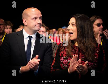 Aberdeen, Schottland, Großbritannien. Oktober 2023. Der Eröffnungstag der 89. Jährlichen nationalen Konferenz im P and J Live Konferenzzentrum in Aberdeen, Schottland Stephen Flynn Abgeordneter und Nadia El-Nakla, Ehefrau von Humza Yousaf. Iain Masterton/Alamy Live News Stockfoto