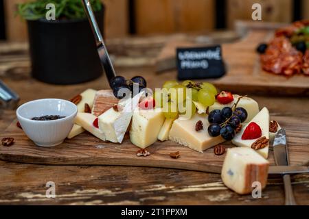 Käsevariationen auf einem Holzbrett auf einem Catering-Tisch Stockfoto