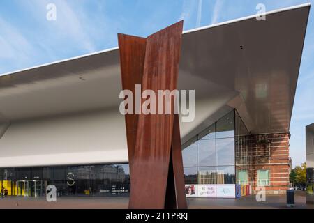 Moderner Eingang zum Stedelijk Museum Amsterdam, am Museumplein, entworfen von Benthem Crouwel Architects, mit Aussichtspunkt von Richard Serra (1972) außen Stockfoto