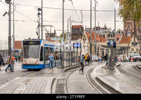 Die Straßenbahnhaltestelle Nr. 2 vor dem Hauptbahnhof Amsterdam. Stockfoto