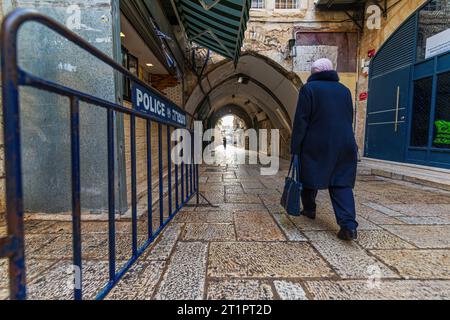 Unbekannte Frau, die durch die historische Straße in Jerusalem geht Stockfoto