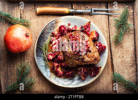 Appetitliches Stück Schweinelende in einer fruchtigen Marinade. Gebratenes Fleisch mit Granatapfel. Stockfoto