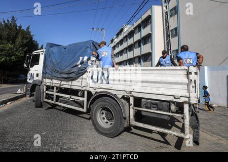 Rafah, Palästinensische Gebiete. Oktober 2023. Ein UN-LKW bringt palästinensische Bürger, die in einer der UNRWA-Schulen in Rafah im südlichen Gazastreifen wohnen, mit Nahrungsmitteln. Abed Rahim Khatib/dpa/Alamy Live News Stockfoto