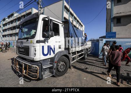 Rafah, Palästinensische Gebiete. Oktober 2023. Ein UN-LKW bringt palästinensische Bürger, die in einer der UNRWA-Schulen in Rafah im südlichen Gazastreifen wohnen, mit Nahrungsmitteln. Abed Rahim Khatib/dpa/Alamy Live News Stockfoto