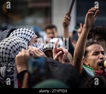 14. Oktober 2023, Hessen, Frankfurt/Main: Teilnehmer einer unbefugten pro-palästinensischen Demonstration singen ihre Slogans. Ein Verbot der Stadt Frankfurt für eine ursprünglich geplante pro-palästinensische Kundgebung hatte sich vor Gericht ausgesprochen, doch mehrere hundert Menschen hatten sich nicht daran gehalten. Foto: Frank Rumpenhorst/dpa/Frank Rumpenhorst/dpa Credit: dpa Picture Alliance/Alamy Live News Stockfoto