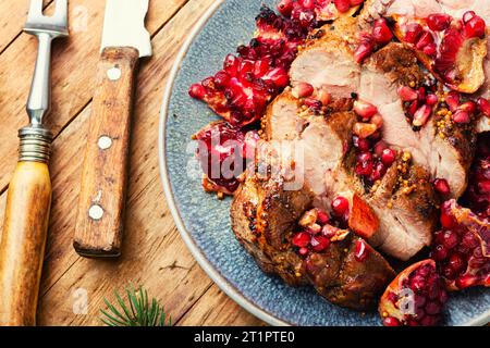 Appetitliches Stück Schweinelende in einer fruchtigen Marinade. Gebratenes Fleisch mit Granatapfel. Stockfoto