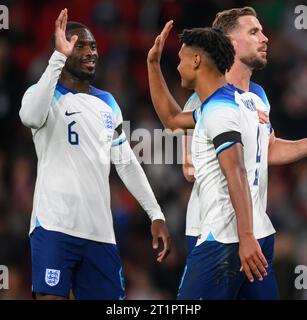 Oktober 2023 - England gegen Australien - International Friendly - Wembley Stadium. Englands Ollie Watkins feiert sein Tor mit Fikayo Tomori während des Spiels gegen Australien. Bild : Mark Pain / Alamy Live News Stockfoto