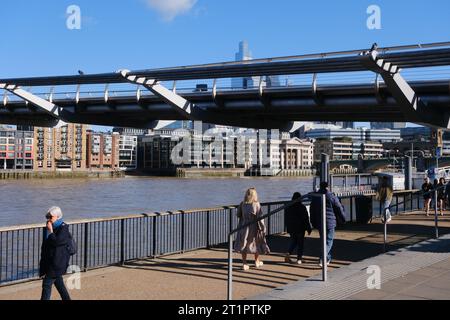 Milennium Bridge, London, Großbritannien. Oktober 2023. Die Millennium Bridge ist für drei Wochen wegen dringender Instandhaltungsarbeiten an der Unterseite der Brücke geschlossen. Quelle: Matthew Chattle/Alamy Live News Stockfoto