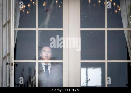 Prinz Christian 0f Dänemark kurz bevor er im Zusammenhang mit seinem 18. Geburtstag auf den Balkon tritt, der vom Balkon des Schlosses Friedrich VIII., Schloss Amalienborg in Kopenhagen, am Sonntag, den 15. Oktober 2023, gefeiert wird. (Foto: Mads Claus Rasmussen/Ritzau Scanpix ) Stockfoto