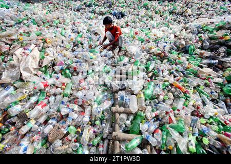 Plastikflaschen Sortierung und Recycling in Bangladesch Mitarbeiter recyceln leere Haustierflaschen, die am 15. Oktober 2023 in einer Plastikflaschen-Recyclingfabrik in Dhaka, Bangladesch, wiederverwendet werden sollen. Fast alle Saft-, Getränke- und Trinkwasserprodukte werden in Kunststoffflaschen verpackt. Diese Flaschen werden von Straßen, Geschäften und Häusern gesammelt. Wari Dhaka District Bangladesch Copyright: XHabiburxRahmanx Credit: Imago/Alamy Live News Stockfoto