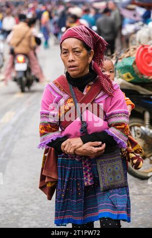 Cau Marktszene, Vietnam. Hmong Mutter mit Kind auf dem Rücken. Provinz Lao Cai. Stockfoto
