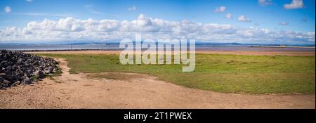 Ein Panorama auf die Morecambe Bay an einem wunderschönen Sommertag mit Blick auf den Lake District Stockfoto