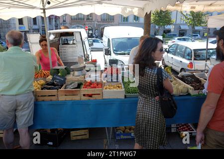Verkäufer und Käufer an einem Obst- und Gemüsestand auf einem Markt am Fluss. Markttag in Lyon, Frankreich Stockfoto