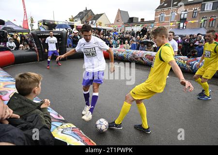 Der pensionierte Radfahrer Greg Van Avermaet spielt ein Fußballspiel bei einer Abschiedsveranstaltung „Goodbye Greg“ für den Radfahrer Van Avermaet in Dendermonde. Van Avermaet verabschiedet sich vom Radsportfeld. Nach siebzehn Profisaisons mit 42 Siegen, darunter Paris-Roubaix und das Olympische Straßenrennen 2016 in Rio, hängt er offiziell sein Fahrrad auf. Um sich angemessen zu verabschieden, organisiert er in seiner Heimatstadt Dendermonde ein Fahrrad- und Fußballfestival. Am Vormittag gibt es eine Fanfahrt und am Nachmittag gibt es eine Fanzone und ein kostenloses Festival. BELGA FOTO TOM GOYVAERTS Stockfoto