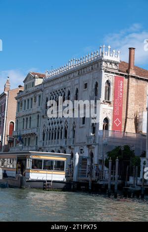 Ca' d'Oro oder Palazzo Santa Sofi ist ein gotischer Palast aus dem 15. Jahrhundert. Es war die Heimat des Barons Giorgio Franchetti am Canal Grande von Venedig Stockfoto