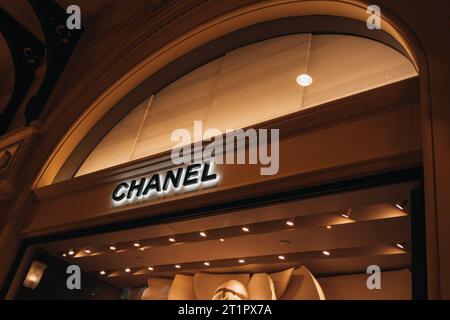 Klassisches Chanel-Logo. Boutique-Eingang. Chanel ist ein 1909 gegründetes Modehaus, das sich auf Haute Couture-Waren spezialisiert hat. Stockfoto