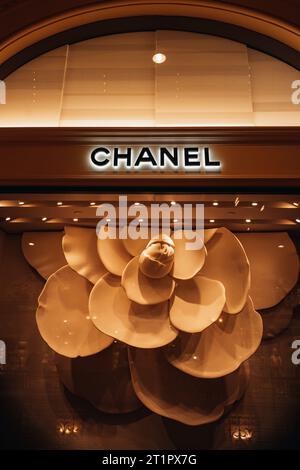 Klassisches Chanel-Logo. Luxuriöse Boutique-Schaufenster. Chanel ist ein 1909 gegründetes Modehaus, das sich auf Haute Couture-Waren spezialisiert hat. Stockfoto