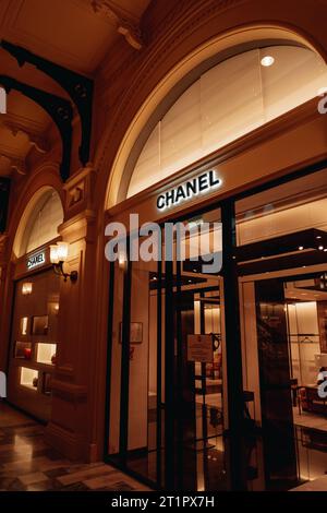 Eingang zur Boutique Chanel. Klassisches Logo. Chanel ist ein 1909 gegründetes Modehaus, das sich auf Haute Couture-Waren spezialisiert hat. Stockfoto